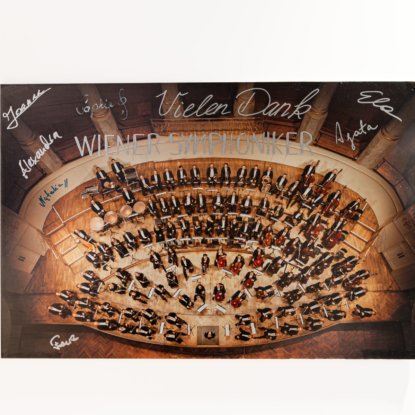 Die Sportlerwand (Wall of Fame) im Sportorthopädie Zentrum Wien 13 Hietzing mit Mitgliedern der Wiener Symphoniker. Ganzheitliche Betreuung in Orthopädie, Sportorthopädie, Physiotherapie, Heilmassage und Mentaltraining u.a. für Musikerinnen und Musiker.