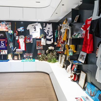 Die Sportlerwand im Sportorthopädie Zentrum in Wien 13 Hietzing: Melzer, Grünwald, Peya, Alexandri, Schwester. Betreuung von Hobby- und Profisportlern