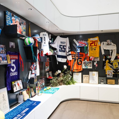 Sportlerwand (Wall of Fame) im Sportorthopädie Zentrum Wien 13 Hietzing mit prominenten Sportpersönlichkeiten wie Wolffhardt, Antonitsch und Demaku. Interdisziplinäre Betreuung von Profi- und Hobbysportlern in Orthopädie, Sportorthopädie, Physiotherapie, Heilmassage und Mentaltraining